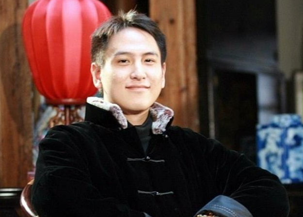 母亲是影后，父亲浦东开发第一人，继承上海百套房，21岁身价百亿