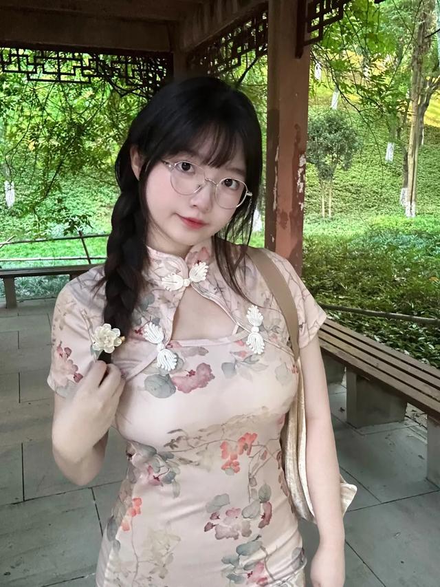 清荷，出淤泥而不染，濯清涟而不妖