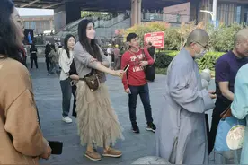 王祖贤南京游玩被偶遇 气质温柔娴静超低调图片
