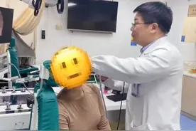 39岁妈妈熬夜陪儿子赶作业突发耳聋图片