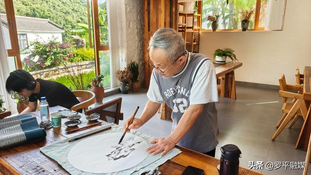 多地游客奔赴罗平云上花乡 开启清凉避暑旅居时光