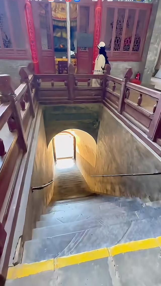 山西太行山峭壁奇景！溶洞里的千年古寺，绝了