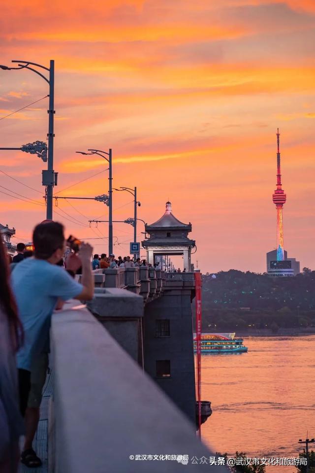 41°C高温天，这么多游客来武汉玩什么?