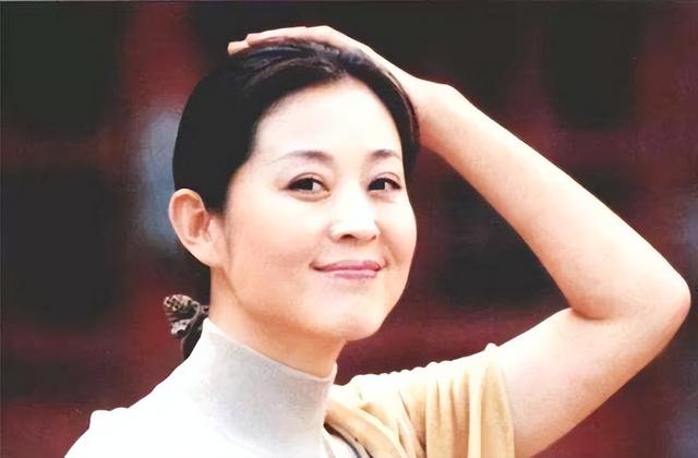 戏里又土又丑，戏外却是气质美女，“妈妈专业户”迟蓬让人敬佩