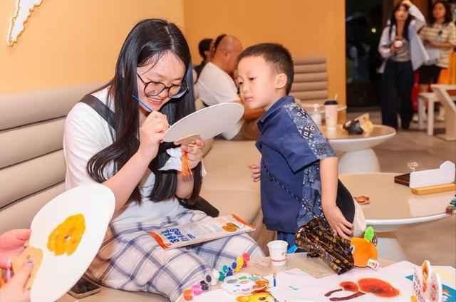 当中秋遇上灵芝，仙芝楼这场古巷游园会玩出了新花样