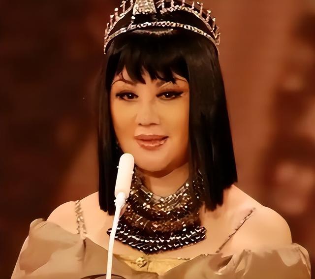她是中国第一美妇，坐牢、离婚、拍三级片，还因太美被克林顿接见