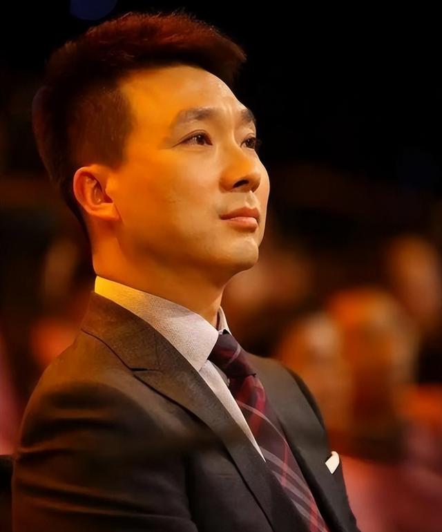 "央视一哥"康辉，丁克一辈子，却在四十岁接到一通电话让他后悔