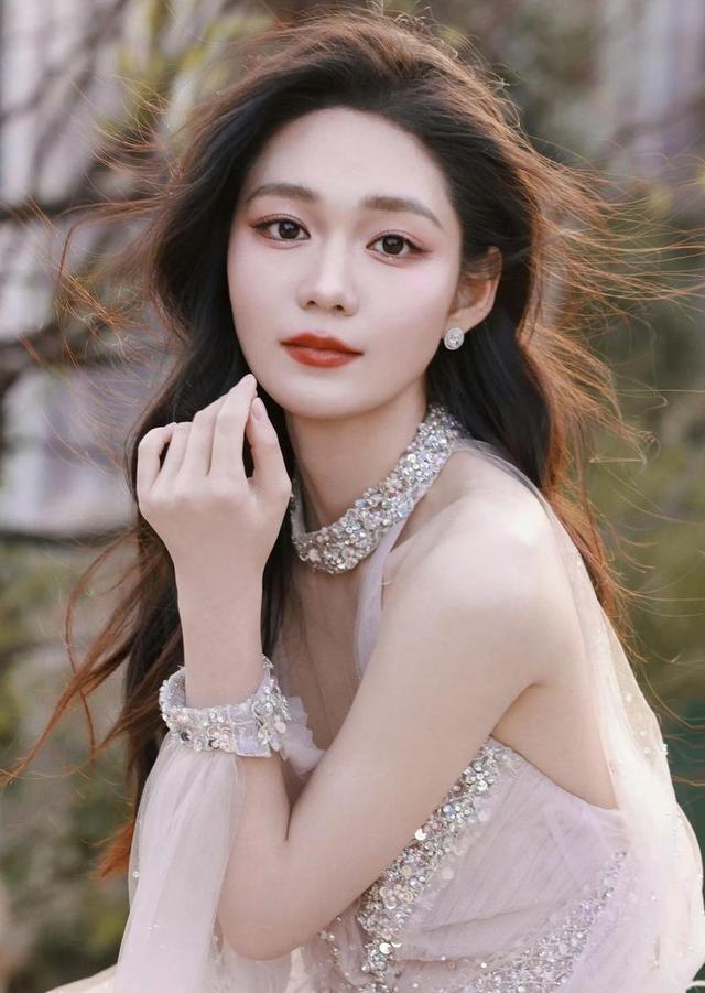00 后段奥娟凭处女作入围金鸡奖最佳女主角，颜值出众惹人爱