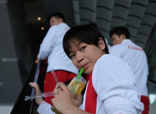 发胖退役风波不到一个月！被人民日报点名的全红婵，彻底打消舆论