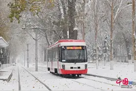 吉林长春：有轨电车在雪中行驶年代感满满图片