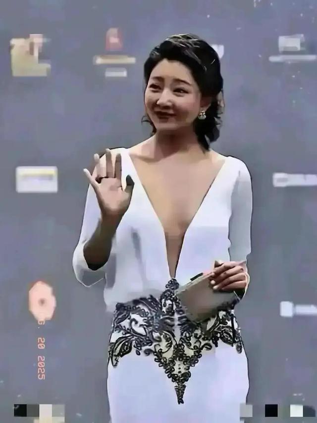 哇塞 殷桃彻底放开了 真空穿连体衣惊艳众人 身材凹凸有致 性感又迷人