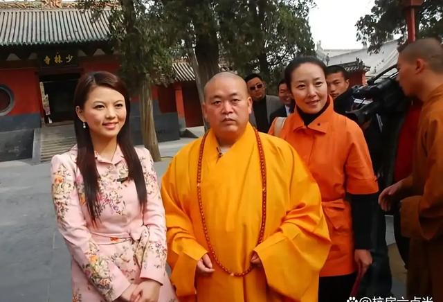 2008年李湘穿短裙丝袜采访释永信，如今再看，网友：00都惊呆了