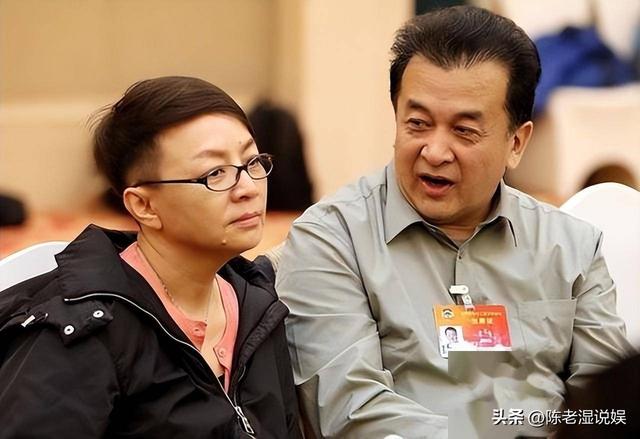 上午被免职	，下午被带走，登24年春晚却忽然消失的黄宏如今怎样