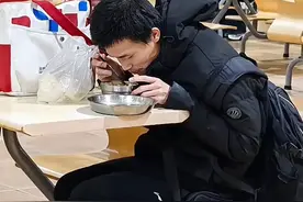 北大韦神近照曝光，食堂吃饭手提2个馒头，用农夫山泉瓶接水喝图片
