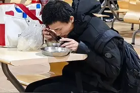 北大韦神近照曝光，食堂吃饭手提2个馒头，用农夫山泉瓶接水喝图片