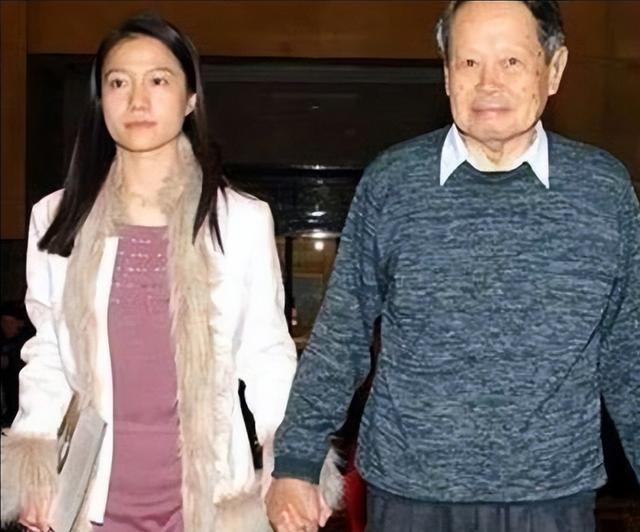 2021年，99岁杨振宁与72岁岳母罕见出镜，北京家中留影，翁帆胖了