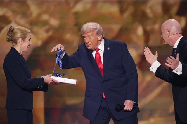 2025白宫十大荒诞剧情：从“谁是吵架王”到“你妈定的”