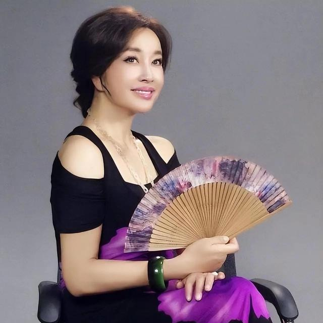钱再多有什么用75岁刘晓庆摔断左臂,拒绝休养只因无儿无女