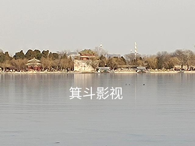 颐和园十七孔桥，彰显皇家气派风姿。