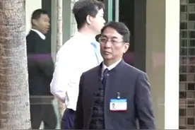 香港四大家族云集深圳，李泽楷手拿背包笑容灿烂，何超琼戴老花镜图片