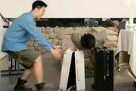 惊险！宇辉直播行李箱上做俯卧撑险受伤，突降大雨考验宇辉团队图片