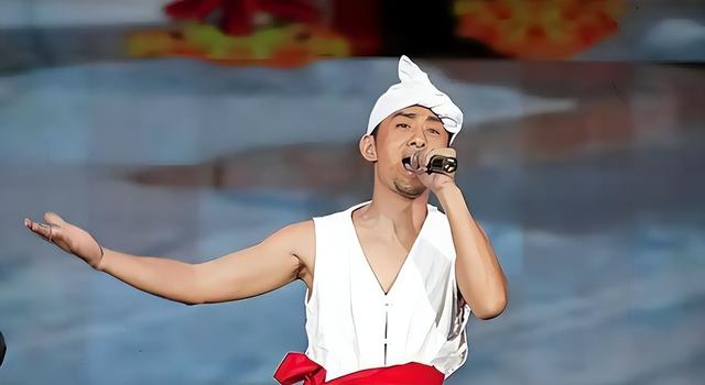 事实证明，“失踪”9年的歌手阿宝，早已走上了一条“不同的路”