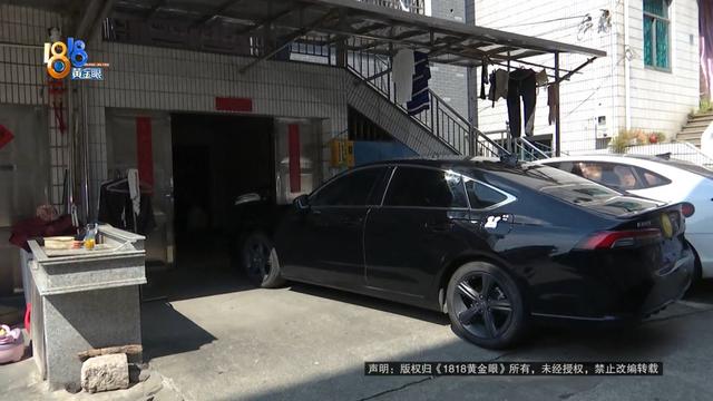自家院子停车也要交费？女子很不解