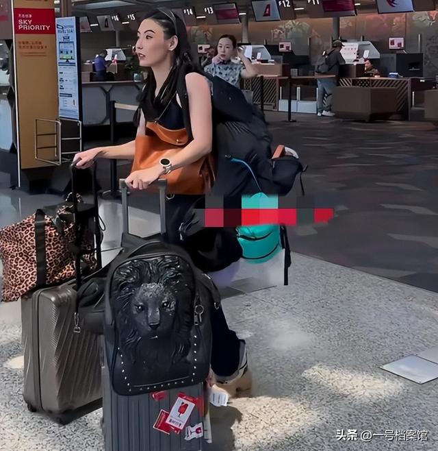 外表是仙女，私下是“老烟鬼”的几位女星，刘亦菲太令人意外了