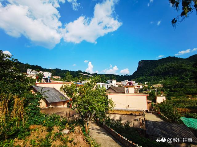 一个洞内烟云氤氲的躲匪洞，一个白练如幕的暗河瀑布