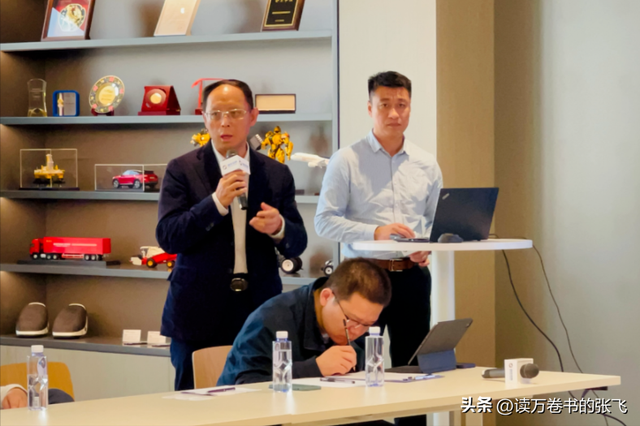 一家子全是美籍	，却还在国内“捞金”，年赚4亿，账上还存有130亿