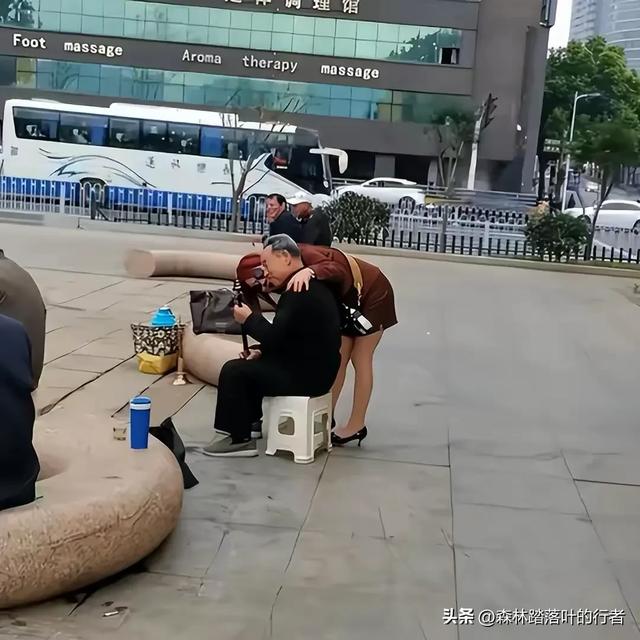 长沙公园惊现 “老年服务圈”!低价刚需服务,姑娘边服务边唠嗑