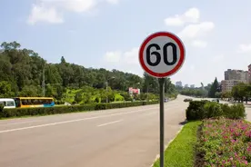 新交规超速20%内不扣分，限速120开到143就没事？图片