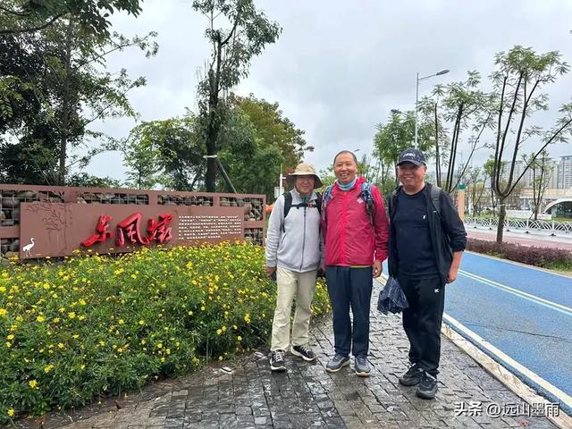 假日徒步，走昆明滇池草海之开合浮桥、雨中打卡新晋网红地，休闲
