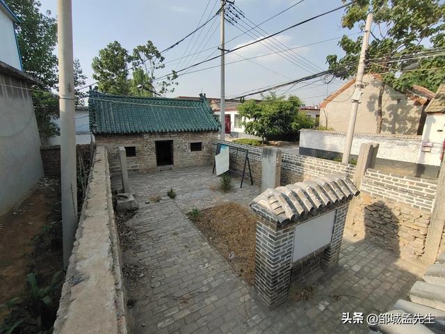 山东邹城的这个村庄可不得，村庄有座关帝庙。