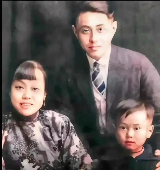 杜致礼有多美？1950年，与杨振宁结婚照，那年她23岁，跟翁帆很像
