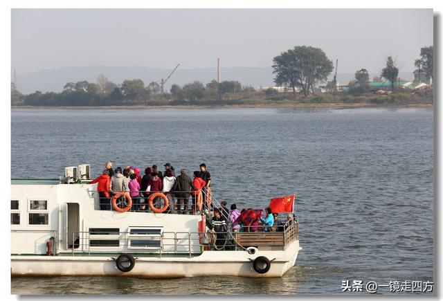 漫步丹东鸭绿江畔，可以隔江望见对岸的朝鲜