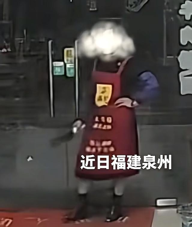 提刀拦门！知道原因的网友:“老板娘做的太对了	，早就该这样！”