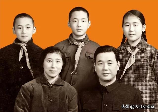 李鹏总理与女儿在一起的罕见留影，笑容灿烂喜笑颜开，温暖又温馨