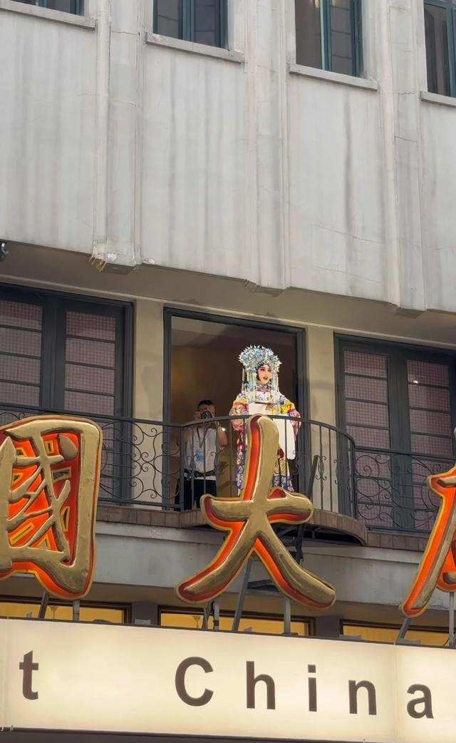 北京嘀咕，上海好奇，如今天津，竟成了能走着听、站着品的戏台！