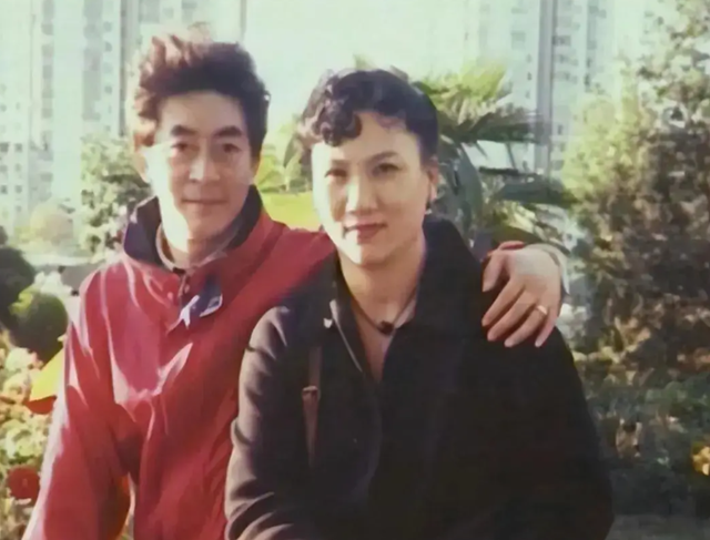 六小龄童金屋藏娇37年的妻子，原来是我们熟悉的她，难怪藏着掖着