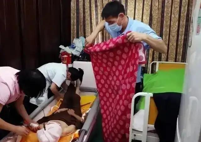 陕西女子专为老人提供服务，500元一次，常抱怨：身上全是烂疮