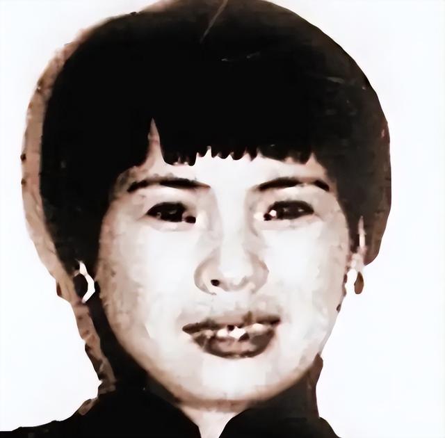 赖昌星妻子曾明娜现状	，独居3000平老宅，做饭弄花草活成人生赢家