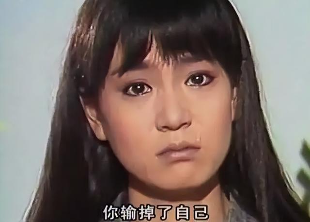 65岁刘雪华新造型曝光，嘴唇干瘪皱纹堆积老年斑，殷桃直呼认不出