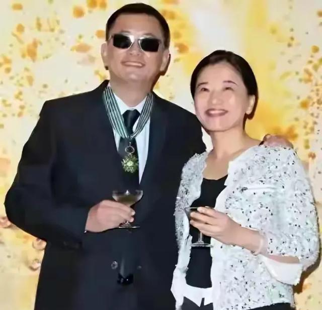 陪玩陪睡根本不够！集体开嫖、目无王法、舔手指，阴暗面藏不住了