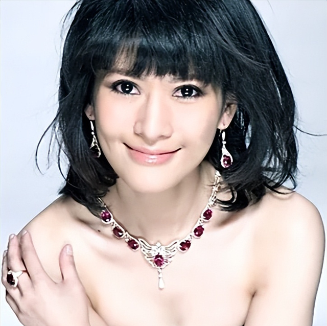 傍大款，当小三，私生活混乱！难怪16年过去，阔太们还在防着她