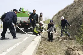 榆中：“铁牛”遍地走 农人耕种忙图片