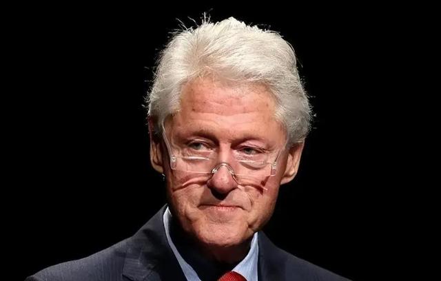 爱泼斯坦文件反转！克林顿高频出镜，特朗普 16 张照片凭空消失？