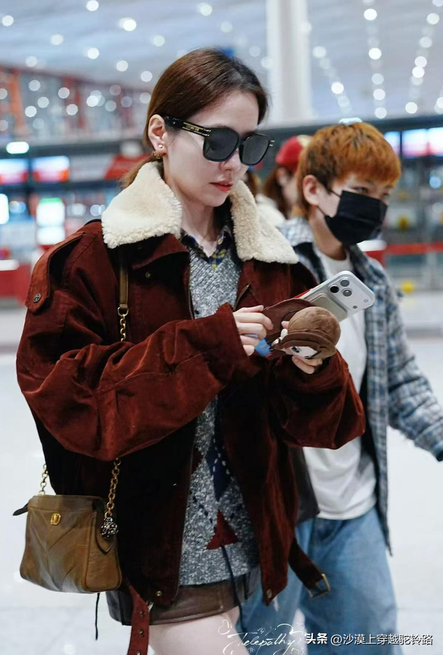 机场偶遇张靓颖！人白 个高 会打扮！