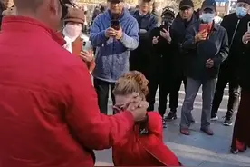 沈阳大妈练习“劈叉式舞步”，围观群众惊讶不已：比年轻人厉害图片