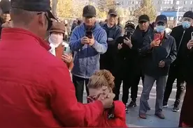 沈阳大妈练习“劈叉式舞步”，围观群众惊讶不已：比年轻人厉害图片